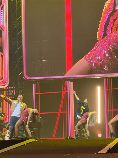 wat zijn ze pro in dansen he!! @Bankzitters @Robbie van de Graaf @Matthy @Milo @Koen @FCRoelie #ziggodome #bankzitters #fyp #foryou #salsadance @Manou Van der Meijs @𝑳𝒊𝒔𝒂𝒏𝒏ꨄ @𝓛𝓲𝓷𝓭𝓼𝓮𝔂 •.🏒.• @𝑩𝒂𝒏𝒌 𝒇𝒐𝒓 𝒍𝒊𝒇𝒆✪★ @𝐋𝐢𝐬𝐚𝐧𝐧𝐞 @Mandy ❤️ @𝐏𝐫𝐢𝐯𝐞𝐱𝐌𝐚𝐮𝐝❥︎❥︎ @★𝐁𝐑𝐈𝐓𝐓𝐉𝐄★ @★𝐁𝐀𝐍𝐊★ @𝒜𝒾𝓈𝒽𝒶