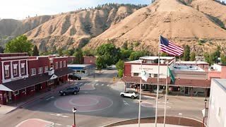 Have you ever visited Cashmere, Washington? It's in-between Leavenworth and Wenatchee and there are so many fun things to do. Here's a little view of downtown and the Riverside Park. . . . . . . #cashmere #riversidepark #washington #winetasting #winery #paddleboard #boating #scenicdrives #spring #hwy2 #iciclecanyon #fishing #hiking #boating #camping #dining #chelancounty #columbiariver #manson #cascadeloop #shopping #golf #golfing | Visit Chelan County