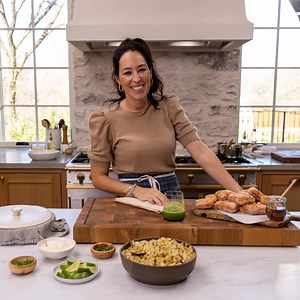 Joanna Gaines whips up Chip’s favorite breakfast menu: huevos rancheros with homemade corn tortillas. Stream a new episode of #MagnoliaTable on discovery or the #MagnoliaApp. #MagnoliaNetwork | Magnolia Network
