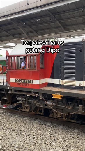 Kereta Barang Menunggu di Stasiun Jatinegara