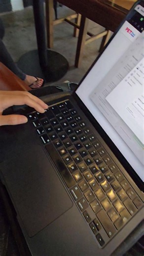 My grootste ding wat ek altyd me sukkel is om 'n lekker plek te vind waar ek kan werk. Maar kan julle nou glo hier sit ek by Tigersmilk in George vandag vir die eerste keer in die oggend en besef... Joh hier is alles wat ek nodig het. - Lekker koffie - krag vir die laptop en my foon - vinnige wifi - sagte bank - Lekker musiek EN rus en vrede. Ek kan nie die enigste een wees wat so plek gesoek het nie. Kom werk saam met my met lekker musiek wat voel soos naweek. | Nikki du Toit