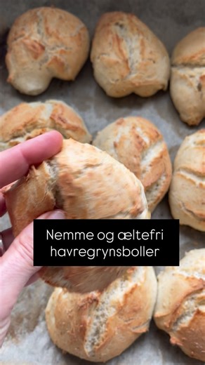 Stop med at lave denne her fejltagelse! Altså med at tro at du kun kan lykkes med de lækreste hjemmebagte boller, hvis du koldhæver !👩🏻‍🍳🧑🏼‍🍳 For det er faktisk muligt at bage de skønneste hjemmebagte havregrynsboller, som oven i købet ikke skal hæve særlig lang tid, hvis du følger denne her ultra nemme opskrift: 📌Gem opskriften 📌 25 g gær 3 dl lun vand 1 nip salt 1 tsk sukker 2 dl havregryn 1 spsk olie 350 g hvedemel Opløs gær i vandet og rør øvrige ingredienser i Rør et par minutter me