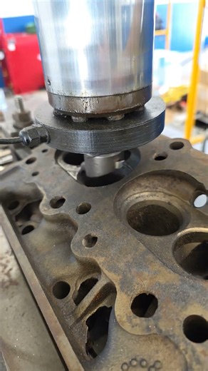 Cleaning up some combustion chambers in a set of 670 heads 💪