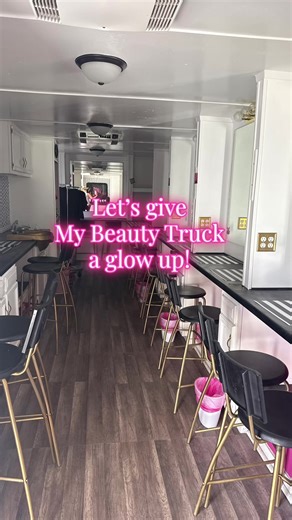 What a difference A few little lights make. ✨ stay tuned for the reveal in the next reel. 💋❤️ ##glowup##beautytruck##makeover##mobilebeauty