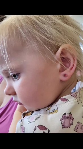 Za rok mýma rukama, očima, náručí a srdcem projde kolem 100 dětských klientů. Děkuji, že jstese mnou v tom snu o malých princeznach❤️ #onepiercing_cz #piercingczech #aplikacedetskychnausnic #prvninausnice #propichnutiucha #nastreleninausnic #austerlitz #slavkovubrna #vyškov #Brno