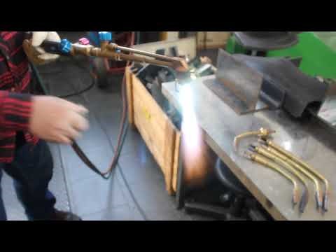 Płomień acetylenowo-tlenowy i cięcie tlenem. Oxygen acetylene torch and oxygen cutting.