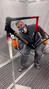 🎨 Múltiple Combinación De Técnicas Para esta Singular Cannondale SuperSix EVO Hemos decorado y pintado una bicicleta Cannondale utilizando una variedad de técnicas diferentes de pintura. Todo el trabajo se ha terminado, al 100%, en pintura, con logotipos y gráficos en bronce, unido a un impresionante efecto máscara con Candy cereza en la parte trasera del cuadro y parte de la horquilla, que exige la aplicación de una capa bajo el tono rojo en plata. La bicicleta se ha decorado inicialmente con 