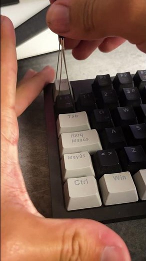 How to remove keycaps and switches without breaking your keyboard 🔧