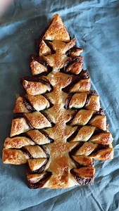 Nutella Christmas Tree 🎄✨ Flaky puff pastry, a gooey Nutella centre and twisty golden branches… this one never lasts long. You’ll need: 2 puff pastry sheets (320g) @jus_rol 150–200g @nutellauk 1 egg, beaten @clarence_court Icing sugar (optional cinnamon sugar) How: Spread Nutella over one sheet, top with the second and cut into a Christmas tree. Slice and twist the branches, brush with egg wash and bake at 190°C (170°C fan) for 20–25 mins until golden. Finish with a dusting of icing sugar and s