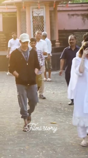 Hrithik Roshan is very sad after hearing the news of Zayed's mother Zarine's death #HrithikRoshan #zayedkhan | Filmi Story