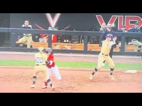 ￼Baserunner smartly forces obstruction to get second base