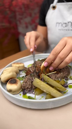 W Manuce świętujemy Dzień Świętego Marcina wyjątkowym menu z gęsiną. To czas tradycji, aromatycznych smaków i ciepłej, jesiennej atmosfery. Przygotowaliśmy specjalną wkładkę, w której znajdziecie klasykę w nowoczesnym wydaniu – od delikatnego smalczyku po soczystą pierś gęsi sous-vide. Przystawka Smalczyk gęsi, proziqki, ogórek kiszony, marmolada cebulowa Zupa Zalewajka, krokiet z gęsiny, ziemniaki wędzone, jajko w koszulce Danie główne Terina z nogi gęsiej, pierś gęsią sous-vide, bigos z jarmuż
