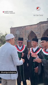 Hari Rabu lalu, di sela kegiatan dakwah di Pattani, Thailand, saya mengunjungi Masjid Krue Se (Kerisik) di Tanyong Lulo, Mueang, Pattani. Masjid ini dibangun Sultan Muzaffar Shah pada 1583 dan terkait erat dengan sejarah Kesultanan Pattani. Masjid ini adalah salah satu ikon Pattani. Kata orang, belum ke Pattani kalau belum ke Masjid Krue Se. #masjidkerisikpattani #pattani #dakwah #tuangurubajang #tgb | Dr. TGB. Muhammad Zainul Majdi