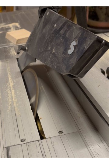 ⚠️ Achtung an der Kreissäge! Das hätte ins Auge gehen können! Durch die Schrägstellung hat sich das Spaltmaß vergrößert, dabei hat sich ein Holzstück ins Blatt gezogen und wurde nur ganz knapp an meinem Kopf vorbei geschleudert. Glück gehabt, nichts passiert. Wie verhindert ihr sowas bei Schrägschnitten? Schreibt’s in die Kommentare💬 #glück #holz #wood #diy #craft