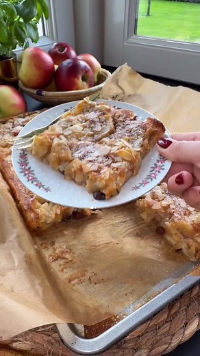 ❤️APPELCAKE PLAATTAART❤️recept👇 Deze appelcake plaattaart is een recept dat je zeker wilt onthouden.🍎 Wij noemen het ook wel een “luie mensen baksels” recept, en dat is niet zonder reden. Het is perfect voor iedereen die iets zelfgebakken op tafel wil zetten, maar weinig tijd, energie of inspiratie heeft.👌 Met dit recept staat je taart binnen 20 minuten in de oven en daarna heb je voor de hele week of voor heel veel gasten een fantastisch stuk appelcake, appelkoek of is het appeltaart. Nouja