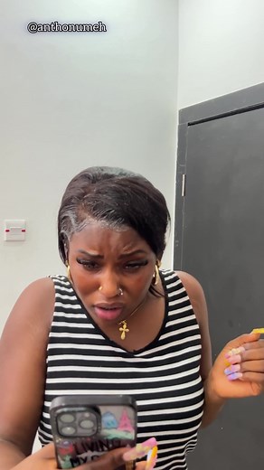 Guy Records Hilarious Moment With Old Phone