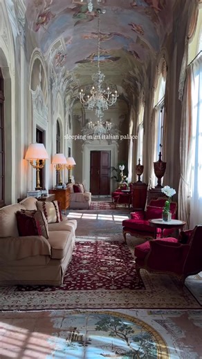 Sleeping in an Italian palace 👑 Stepping into this old Renaissance palace in Florence will take you back in time. This used to be the residence of Italian noblemen and has now been converted into the most beautiful luxury hotel in the city. The amount of detail in every corner is impressive and will make your jaw drop many many times… 📍Four Seasons Hotel Florence 📽️ Courtesy: @ pedrofcarreira (IG)