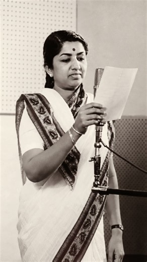 Chole Jete Jete Din - Lata Mangeshkar | Mon Niye (1969) | Hemanta Mukherjee | Classic Bengali Song