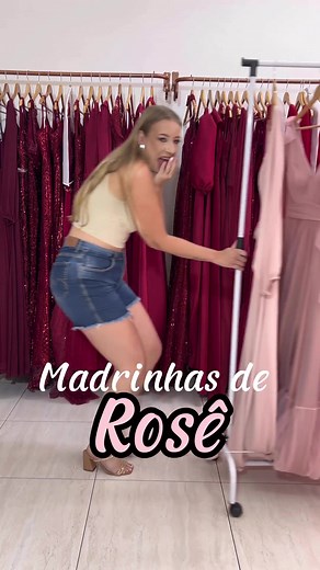 Os tons de Rosê são os mais encontrados nos vestidos das madrinhas de casamento. Uma cor bem delicada e romântica. Para esse vídeo trouxemos algumas opções de vestido para as madrinhas Conta aqui qual você usaria? 👗 #vestidodefesta #madrinhadecasamento #madrinhaderose #casamento