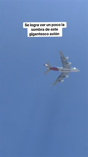 Sombra del gigante avión durante el aterrizaje | Increíble