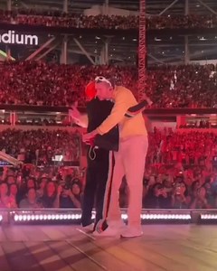 Esto es lo que tiene que irse VIRAL… amor genuino y puro en el escenario!!! @badbunnypr @arcangel 🫶🏻💙 | Maiky Backstage