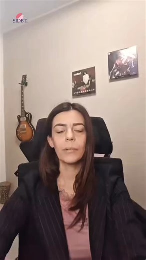 SIDBT ets on Instagram: "Sei a casa, pronta per uscire. All’improvviso un messaggio: l’amica annulla tutto. In un attimo, il vuoto si trasforma in ansia, i pensieri diventano pesanti e il frigorifero sembra l’unico rifugio possibile. Ti è mai successo? Quello che spesso viene visto come una “mancanza di forza di volontà” è, in realtà, un tentativo disperato del nostro sistema di trovare sollievo da un dolore emotivo che sembra insopportabile. In questi momenti, l’abbuffata diventa una soluzione 