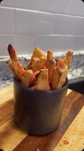 Yuca Frita Crujiente 🔹 Ingredientes: • 1 yuca grande • Agua suficiente para hervir • 1 cucharada de sal • Aceite para freír o spray de aceite si usas air fryer 🔹 Preparación: 1. Pela y corta la yuca en trozos medianos. 2. Hiérvela en agua con sal hasta que esté a mitad de cocción (unos 10-12 minutos). Debe estar firme, no muy blanda. 3. Sácala, córtala en bastones y déjala enfriar. 4. Fríela hasta que esté dorada y crujiente: • En sartén: Con suficiente aceite caliente. • En air fryer: A 400°F