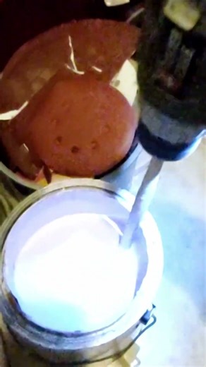 This is how a drummer mixes paint