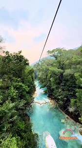 Las Cascadas El Chiflón son un conjunto de cascadas en Chiapas, México, famosas por su color turquesa y la imponente cascada Velo de Novia de 120 metros de altura. El centro ecoturístico permite recorrer varias cascadas a lo largo de más de un kilómetro, nadar en sus pozas naturales y disfrutar de una tirolesa al final del recorrido. ❤️😍 | Chiapas 2.0 Travel