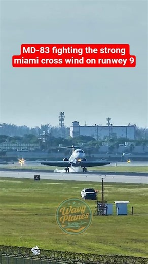 MD-83 fighting the strong miami cross wind on runwey 9 #landing #lands #plane
