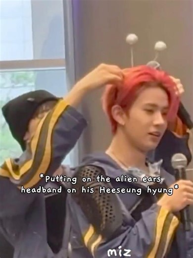 Sunoo putting alien ears on Heeseung🥺 #enhypen #sunoo #heeseung #enhypenmembers #heesun