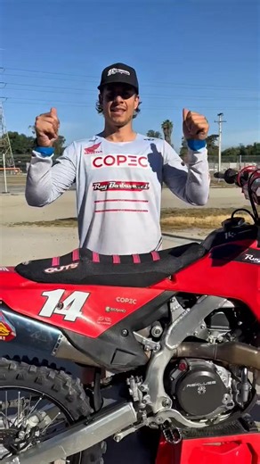 📌#CAÑETE #DAKAR #INVITACIÓN #MOTOS ESTE VIERNES A LAS 13HRS SE DA EL VAMOS AL DAKAR 2026 CON EL PILOTO RUY BARBOSA El Team Enduro Cañete, Gobierno Regional y La Ilustre Municipalidad de Cañete invitan al proyecto denominado "Rumbo al Dakar 2026". Esta actividad se llevará a cabo en el Frontis de la Municipalidad a las 13Hrs con la importante presencia del Piloto Dakar Ruy Barbosa. Si eres fanático del mundo motor: Motos, Buggies o UTV te invitamos a esta actividad donde además habrán regalos y 