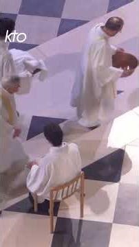 Mgr Laurent Ulrich procède au rite du lavement des pieds