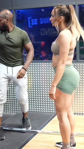 @leya.fit 🏋🏻‍♂️ Soulevé de terre VS Romanian Deadlift 🏋🏾‍♂️ Tu fais la différence entre les deux ? Parce que ça change tout dans ta pratique… 🧠 Le soulevé de terre classique (Deadlift) est un exercice polyarticulaire, conçu pour recruter un max de muscles — surtout ceux de la chaîne postérieure (dos, fessiers, ischios, trapèzes…). 🔁 Le Romanian Deadlift (RDL) lui, cible beaucoup plus précisément les ischios et les fessiers, avec une intention différente. ➡️ Différences clés : 1️⃣ Deadlift 