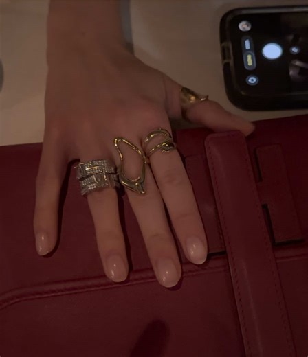 Paris mood - Ada wearing two stacked VEÌR custom diamond rings