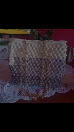 Πλεκτή τρίχρωμη τσάντα με ανάγλυφη υφή και χρυσή αλυσίδα, ιδανική για κομψές καθημερινές εμφανίσεις!!