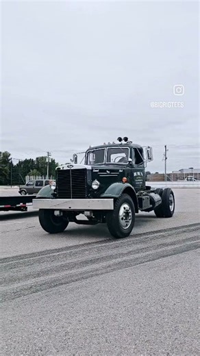 old school Rig🔥📸🚛#bigrigtees #trucking #truckdriver #chrome #tractortrailer #dieseltrucks #peterbilt #kenworth #volvo #largecars #internationaltrucks #macktrucks #freightliner #BRT #otrdriving #brtrevolution #truckdaily #dieselnation #largecar #truckerlife #cdl #semilife #trucks #bigrig #truckin #chickenlightsandchrome #semitruck | BigRigTees.com