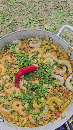 Mariscada raiz na praia de Garapuá 🌊🦐 Direto da panela pro prato… marisco fresco, leite de coco, camarão e aquele tempero de moqueca que perfuma tudo. E tem um detalhe: essa mariscada da @peixariaazuldomaar já vem limpinha, pronta pra panela. Nada de lavar mil vezes e acabar perdendo o gosto do mar. Resultado? Um caldo absurdo, cheio de sabor. Agora me diga uma coisa: Você comeria essa mariscada olhando o mar? Comenta aqui 👇 #mariscada #frutosdomar #moqueca #bahia #culináriabaiana
