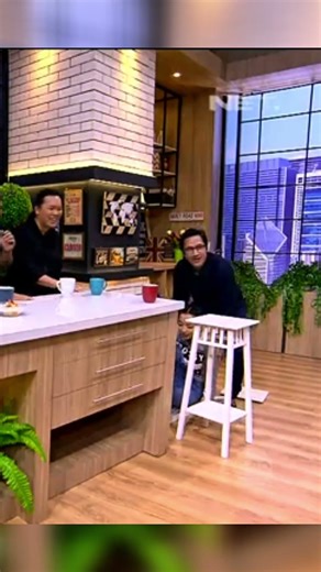 LOLING SO MUCH HAPPY HESTI FELL OFF THE CHAIR