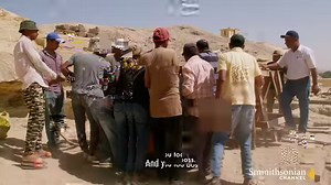 Archaeologists in Saqqara make a dazzling discovery: a late period Egyptian coffin with a gilded mask. Now, to bring it to the surface, they use a pulley known as a ‘tambora,' a technology that dates back to Ancient Egypt. 🎥Tomb Hunters | Smithsonian Channel