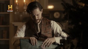 A rivalidade entre Carnegie e Rockefeller só cresce com o tempo — movida por ambição, poder e a sede de dominar a economia dos Estados Unidos. De um lado, o império do aço. Do outro, o reinado do petróleo. O confronto entre esses dois magnatas ultrapassa os limites dos negócios… e marca para sempre a história do país. #GigantesDaIndústria | HISTORY