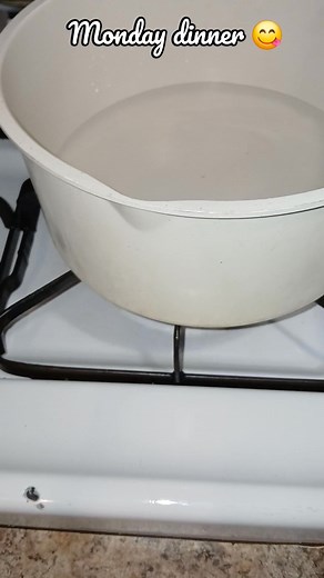 The boys smashed and now they're sleeping 🥰 I need to follow behind them 🙃 #myunordinarykitchen #fypviralシ #fypシ #cooking #garlic #dinner #dinnertime #chicken #friedrice #greenonions #shrimp #calamari #watermelon #broccoli #thankful #schoolnights #boymom #waterbottle #cookingathome | Ninzooni Maree