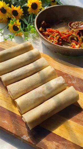 Foodie Laraib 🌻 on Instagram: "Ramadan is here ✨😇 Easy Roll folding technique ✨ Vegetable Spring Rolls 🌯⬇️ Ingredients: • 1 cup cabbage (shredded) • 1 small carrot (julienned) • ½ cup capsicum (thinly sliced) • 1 tbsp soy sauce • 1 tsp chilli sauce • 1 tsp vinegar • ½ tsp black pepper • ½ tsp chilli flakes • salt to taste • 1 tbsp oil • 1 tsp garlic powder • 8-10 spring roll sheets • 2 tbsp all-purpose flour + water (for sealing) • Oil for frying Instructions: 1️⃣ Heat oil in a pan and sauté 