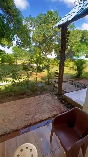 𝓓𝓻𝓮𝓪𝓶𝓥𝓲𝓵𝓵𝓮𝓼 a🏕️ on Instagram: "🌍 Villa África no es solo una villa… 🛖 Es una sensación. Espacios amplios que invitan a bajar el ritmo, habitaciones que abrazan el descanso, luz natural que entra sin pedir permiso y rincones pensados para compartir, respirar y estar. ✨ Aquí, cada detalle fue creado para sentirse en casa… pero mejor. Ideal para vivir, vacacionar o invertir. ✨ Disponible para venta y renta Bienvenidos a Villa África 🛖 ° Dreamvilles Ecovillage 📍 Las Galeras, Samaná D