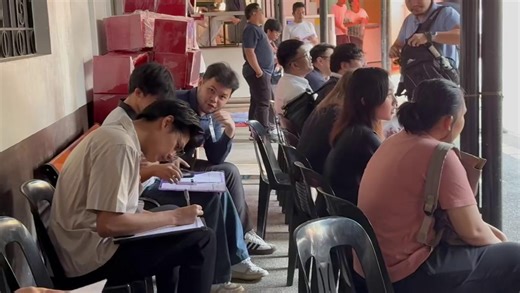 TINGNAN: DPWH CAMPUS JOB FAIR SA MAPUA UNIVERSITY SA MAYNILA Dumagsa ang mga aplikante sa Mapua University sa Maynila para sa campus job fair ng Department of Public Works and Highways (DPWH). 📸: DPWH | GMA Public Affairs
