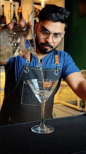 The Skill That Separates Amateurs From Pros #bartender #mixology #cocktails