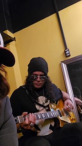 Slash last night warming up.... 🎩🎸 Thx Meegan #slash | Slash Addict