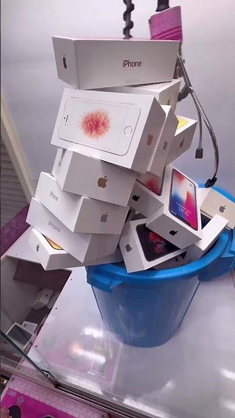 ゴミ箱から大量のiPhoneが溢れ出す台がやばすぎるww #ネタ #shorts #クレーンゲーム #ufoキャッチャー #ゲーセン #自宅