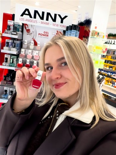 Gel-Maniküre @ home? 💅 Wir haben da etwas in unserer YBPN Parfümerie Platen entdeckt: Das 2 Steps Gel System von @annycosmetics🩷 Mit diesen Lacken könnt ihr euch ganz easy eine Gelmaniküre zuhause zaubern, die bis zu 12 Tage hält! 😍 Die Farbvielfalt und Haltbarkeit bringt echtes Salon-Feeling nach Hause! Franni und ich haben eine Girls Night geplant und wollen unsere Nägel fresh machen - also haben wir direkt ein paar Farben mitgenommen. 👉 Im nächsten Video könnt ihr unseren fertigen Look se