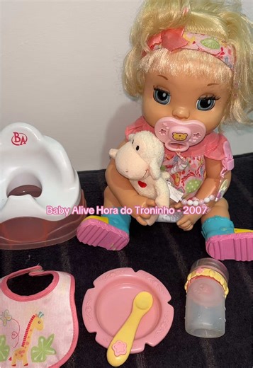 Baby Alive Hora do Troninho - 2007. Se quiserem faço review de tudo oque ela fala e suas funcionalidades. ✨👶 A boneca acompanhava: Um penico, um babador, um pratinho, uma colher e uma mamadeira, comia “de verdade” e aprendia a usar o penico. #nostalgia #babyalive #foryoupage #fyp #babyalivedoll